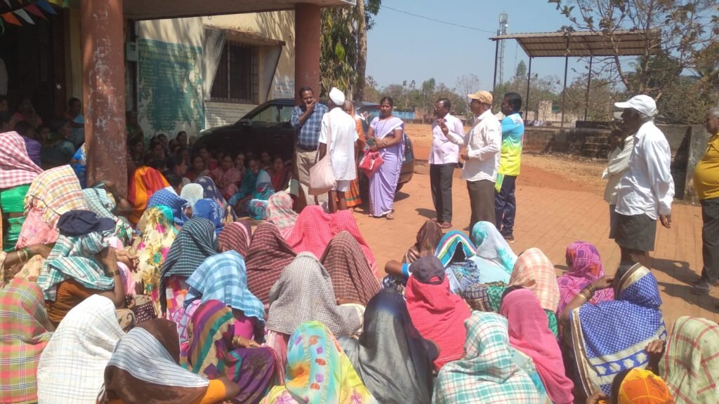 March of Mgnrega womens from Mannur village to Ambewadi Panchayat through 'Mazdoor Navnirman Sangh' -